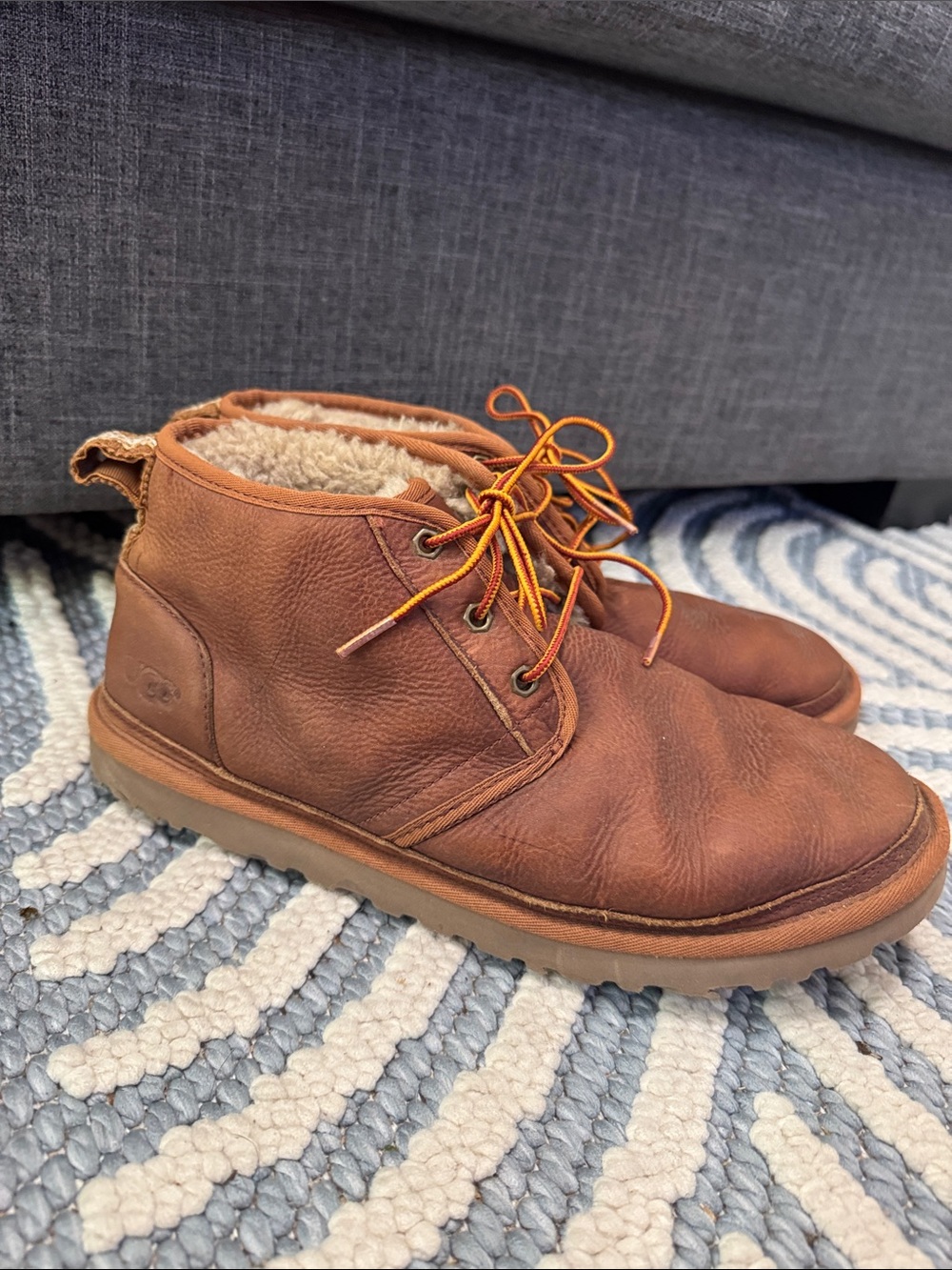 UGG Neumel Leather Chukka Boots Men's 11 Chestnut Sheepskin Lined Lace Up EUC